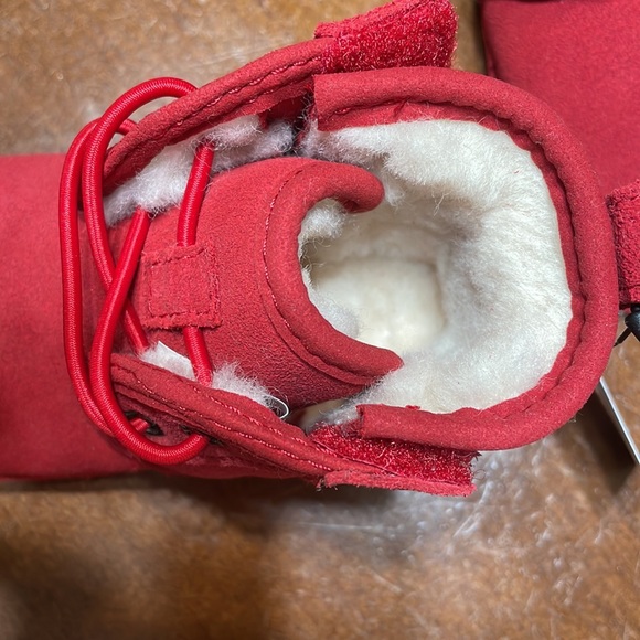 Beautiful UGG red shoes for little boys - Picture 7 of 12